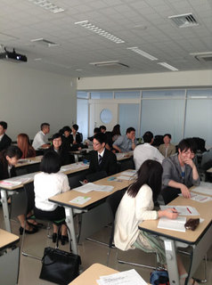 千葉の就職支援に効果抜群の学生が社会人に語る様子